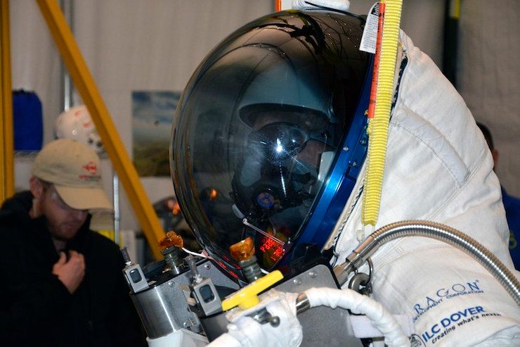 READY FOR FLIGHT. A handout picture released by Paragon Space Development Corporation on 24 October 2014 shows Alan Eustace, Google senior Vice-President, in a commercial space suit, before he is lifted by a helium balloon from an abandoned airfield near Roswell, New Mexico, USA, 24 October 2014. J. Martin Harris/Paragon Space Development/EPA