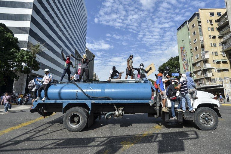 Venezuela leader promises constitution referendum to calm crisis