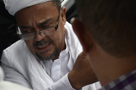 Imam Besar Front Pembela Islam (FPI) Rizieq Shihab memenuhi panggilan Bareskrim Polri di Jakarta, Kamis (3/11). Foto oleh Puspa Perwitasari/ANTARA 
