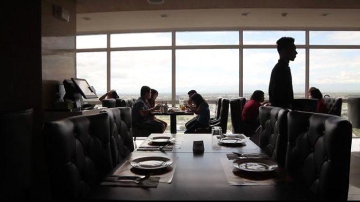 DINE IN STYLE. Guests can have sumptuous food while enjoying a full view of the city skyline at Horizon Cafe.