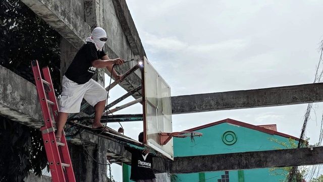 COMMUNITY. Barangay residents volunteer to help renovate the court. Photo from Rexona Philippines 