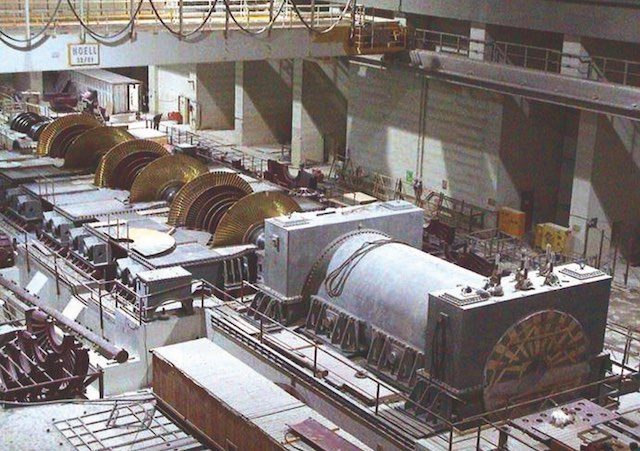 Pekerja Iran dan Rusia sedang berada di pembangkit tenaga nuklir di Bushehr, Iran, dalam foto dokumentasi Iranian Atomic Energy Organization (IAEO) yang diambil pada Agustus 2004. Foto oleh IAEO/EPA 