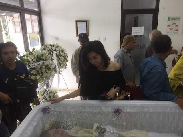 MELAYAT. Sejumlah kerabat melayat jenazah Yana Zein di Rumah Duka Fatmawati hingga Jumat, 2 Juni. Foto oleh Rappler 