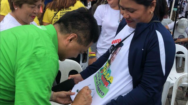 FAN SIGN. Otso Diretso candidate Erin TaÃ±ada signs the shirt of a Cebuano supporter. Photo by Mara Cepeda/Rappler 