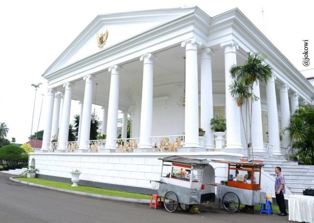 Presiden Jokowi pesan nasi goreng, gerobak kaki lima masuk Istana Bogor