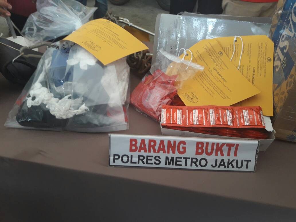 Benda-benda yang disita personel polisi dari Atlantis Gym di Kelapa Gading, Jakarta Utara pada Senin, 22 Mei, dan dijadikan barang bukti. Foto dari Polres Metro Jakut 