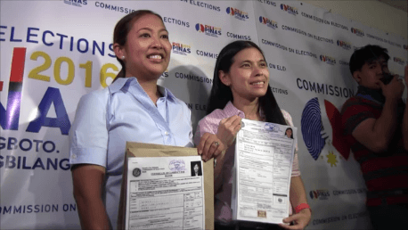 UNA TANDEM. Abby Binay and running mate Monique Lagdameo hold up their COCs on October 15. File photo by Rappler  