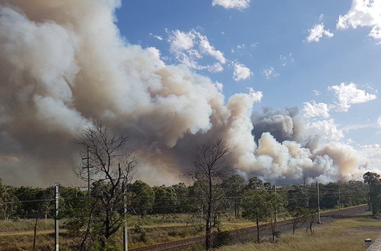 Large bushfire burns near homes on Sydney outskirts