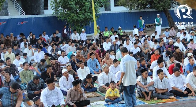 STADION. Sebagian masyarakat Yogyakarta menunaikan ibadah salat Idulfitri di Stadion Mandala Krida. Foto oleh Dhion Gumilang/Rappler 