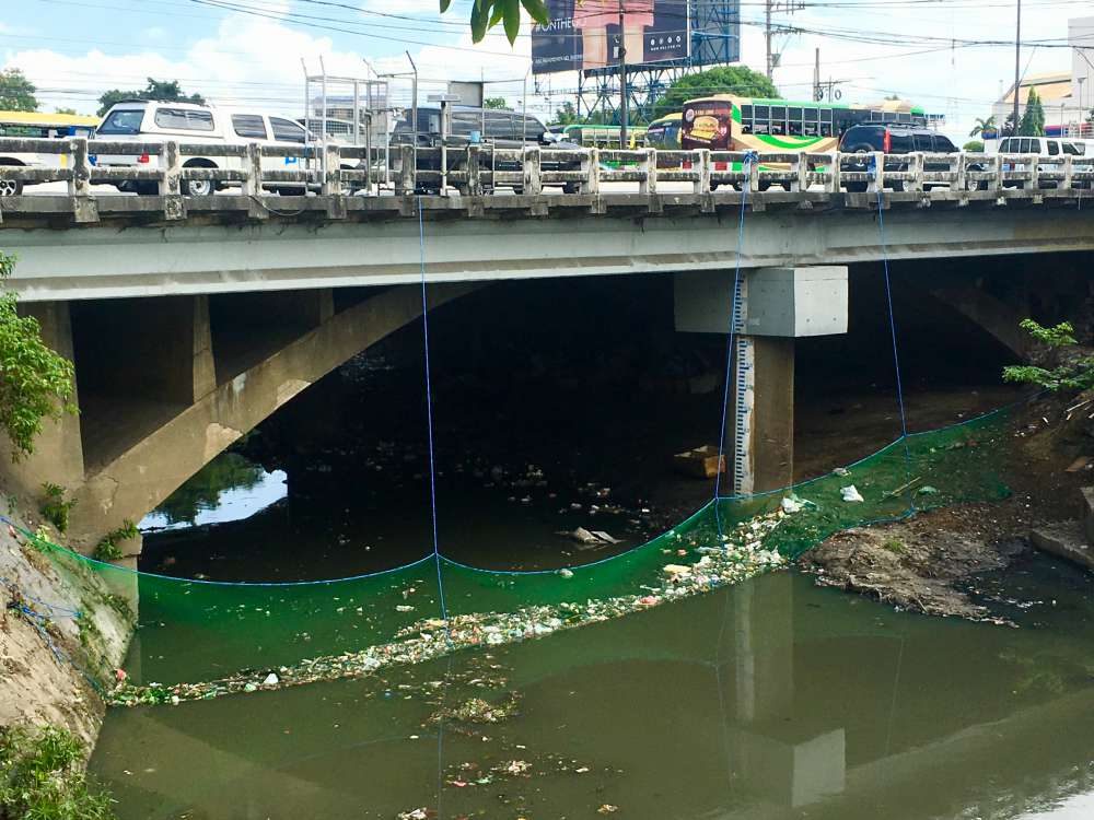 Gov’t puts trash traps, warns ‘esteroristas’ in Pasig River