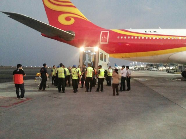Proses evakuasi penumpang Hong Kong Airlines jurusan Denpasar-Hong Kong yang alami turbulensi, pada 7 Mei 2016. Foto dari BPBD Bali 