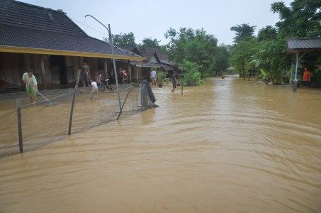 Banjir bandang terjang NTT, puluhan rumah terendam