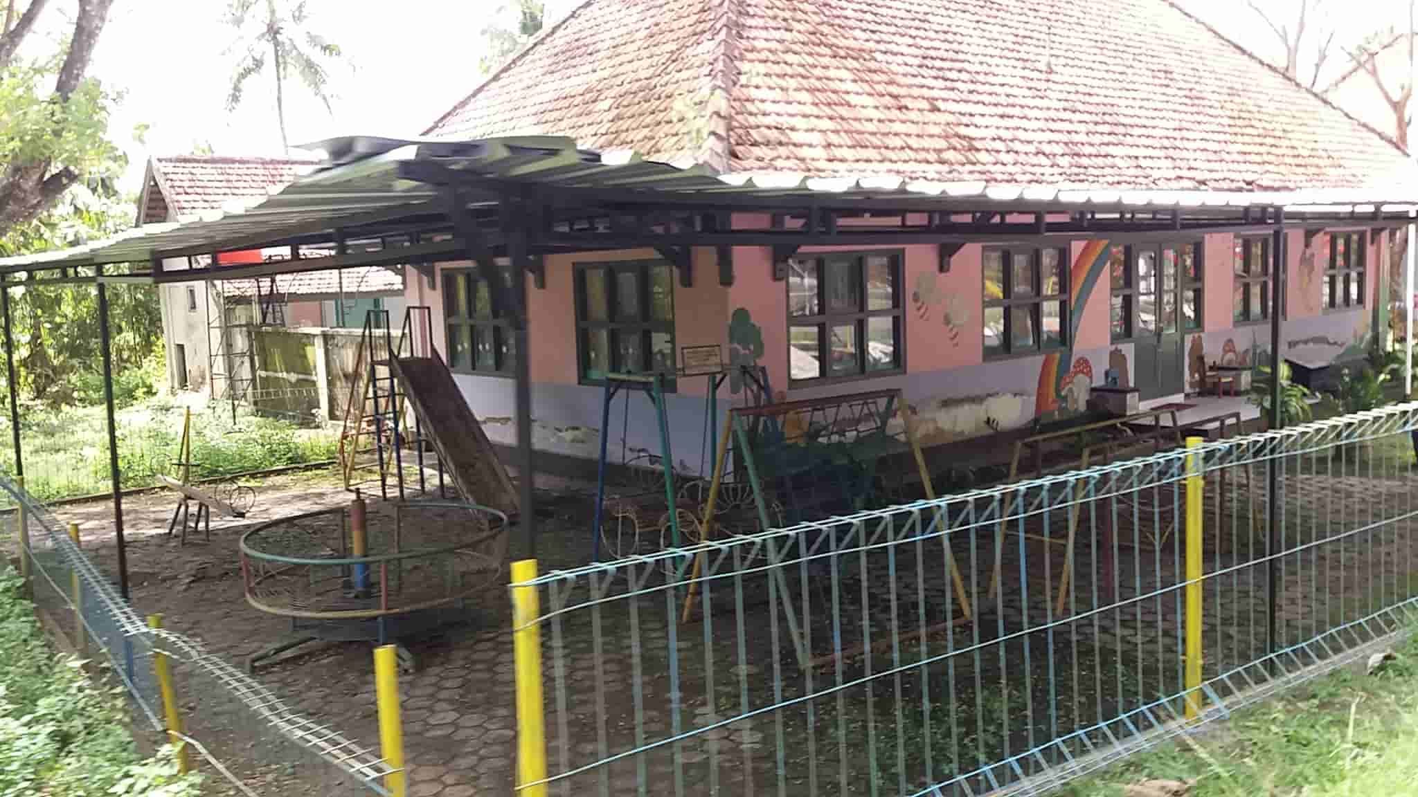 Bangunan Taman Kanan Kanak Mangkrak. Para keluarga pegawai memilih mengontrak rumah atau kos di luar pulau untuk mempermudah akses pendidikan anak mereka. Foto oleh Irma Muflikhah/Rappler 