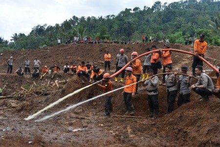 Tim gabungan melakukan pencarian korban di lokasi bencana longsor Desa Banaran, Pulung, Ponorogo, Jawa Timur, Sabtu (8/4). Foto oleh Siswowidodo/ANTARA 