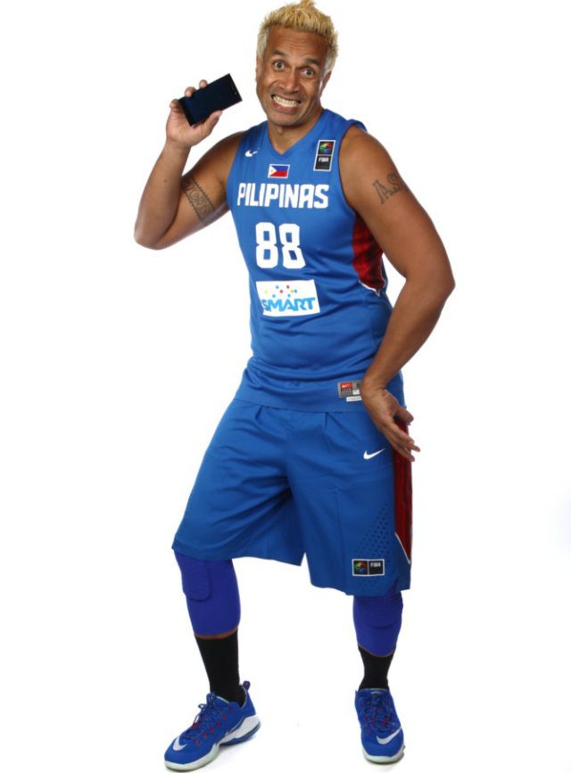 Asi Taulava shows off his phone. Photo from FIBA.com 
