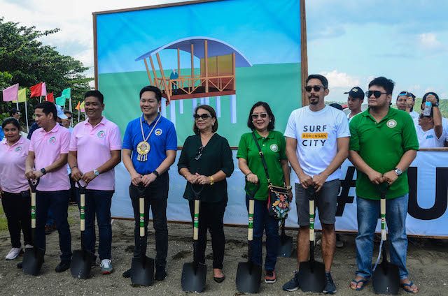 MAKING WAVES. Cabinet Secretary Karlo Nograles, Borongan City Mayor Dayan Agda, and Eastern Samar Representative Fe Abunda together with Surf Riders Club of Eastern Samar president Rupert Ambil lead the groundbreaking of the event's judging tower. Photo by Alren Beronio/Surf in the City  