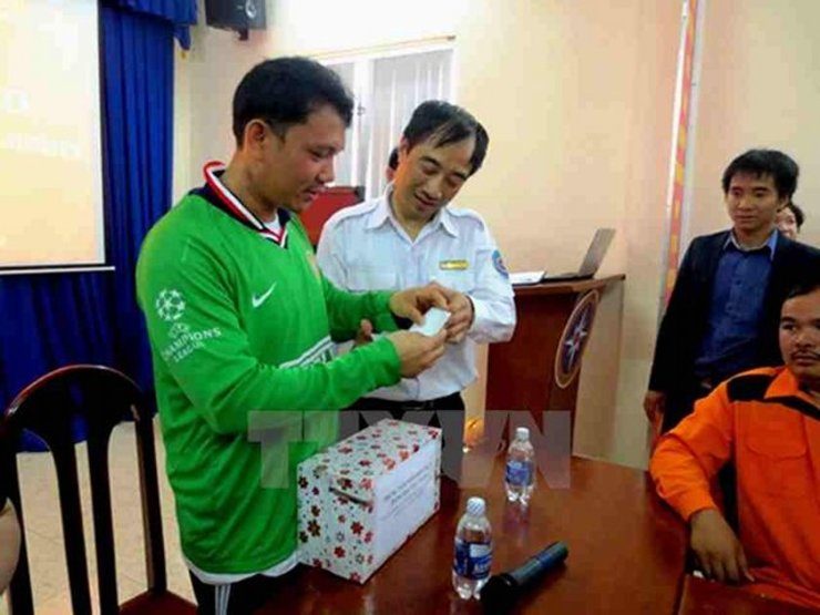 LONE SURVIVOR. Filipino chef Angelito Capindo Rojas (L) receives a gift from the Vietnam Maritime Rescue Coordination Center in Vung Tau on January 6. Photo credit: Vietnam News Agency
