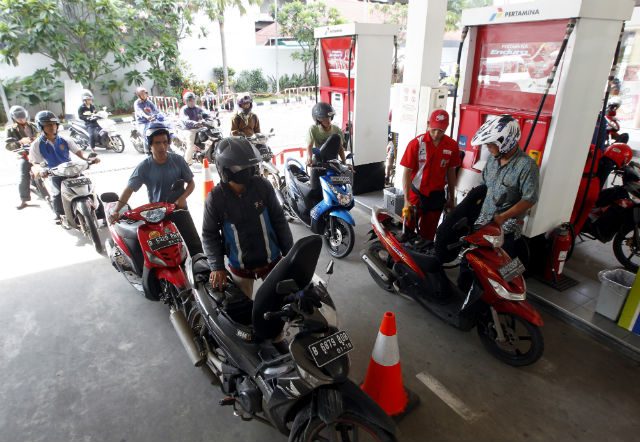 Indonesia holds rates ahead of fuel price hike