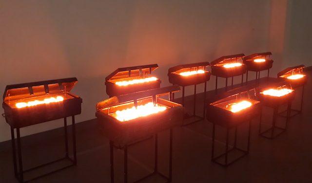FX HARSONO. 'Light in the Suitcase' karya FX Harsono merupakan instalasi yang merepresentasikan perubahan yang terjadi seiring perpindahan zaman. Foto oleh Valerie Dante/Rappler 