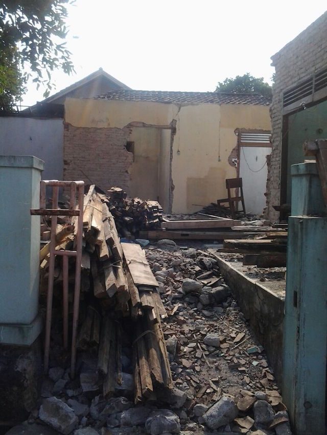 BONGKAR. Sebuah rumah yang sudah setengah dibongkar untuk pembangunan Waduk Jatigede. Foto oleh Relawan SaveJatigede