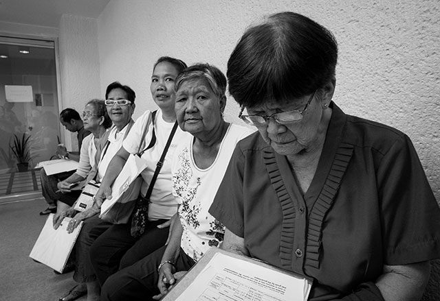 LINING UP. Human rights compensation applicant Leticia Abaquita (R), 82 year old, with claimants from Mariveles, Bataan. Photo by Rick Rocamora