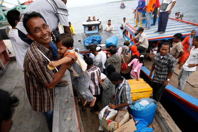 RESCUED. Myanmar and Bangladeshi Rohingya migrants rescued by local Indonesian fisherman arrive in Kuala Langsa, East Aceh, Indonesia, on May 15, 2015. Photo by Hotli Simanjuntak/EPA 