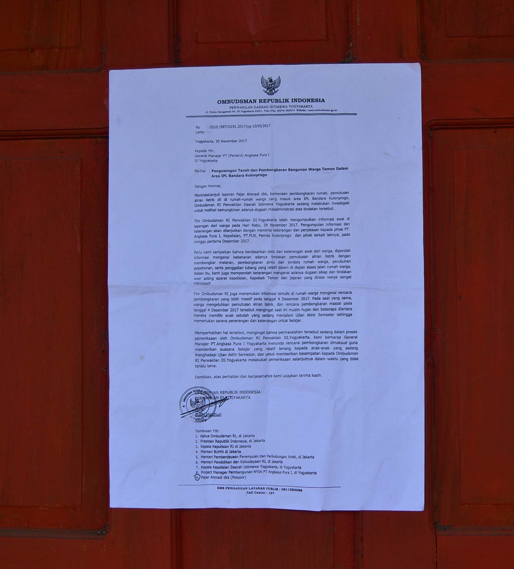 Surat dari Ombudsman meminta penggusuran ditunda. Foto oleh Dyah Ayu Pitaloka/Rappler 
