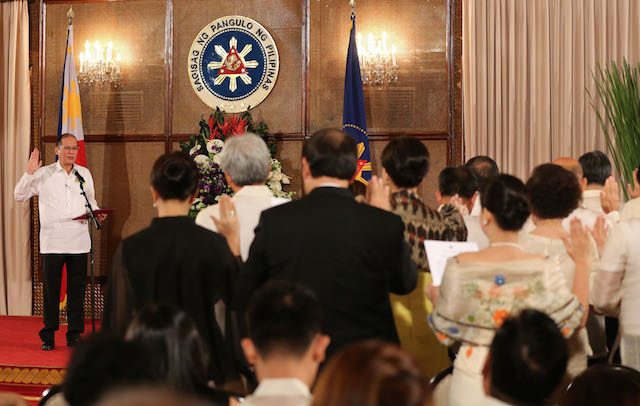 Aquino swears in Garin, Hontiveros, 32 others
