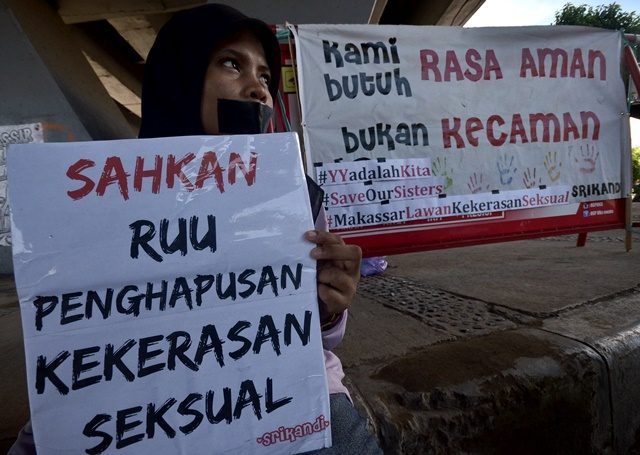 TINDAK KEKERASAN SEKSUAL. Pegiat yang tergabung dalam Jaringan Muda Melawan Kekerasan Seksual melakukan aksi unjukrasa di bawah jembatan layang, Makassar, Sulawesi Selatan, Rabu, 4 Mei. Foto oleh Dewi Fajriani/ANTARA 