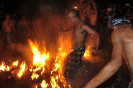 Seorang pemuda menerobos api sabut kelapa dalam tradisi "Mesabatan Api" atau perang api saat menyambut Hari Raya Nyepi Tahun Saka 1939 di Desa Petulu, Gianyar, Bali, Senin (27/3). Foto oleh Nyoman Budhiana/ANTARA 