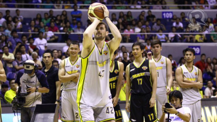 SWEET SHOOTER. Local pro and collegiate basketball stars look on as Kevin Love lines up a three-pointer. Photo by Josh Albelda/Rappler