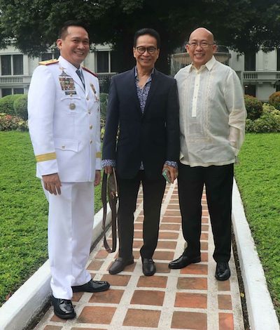 INFORMER? Snooky Cruz (right) poses for a photo with Chief Presidential Legal Counsel Salvador Panelo and PNP spokesperson Chief Superintendent Dionardo Carlos at the Palace grounds. Photo from Cruz's Facebook page 