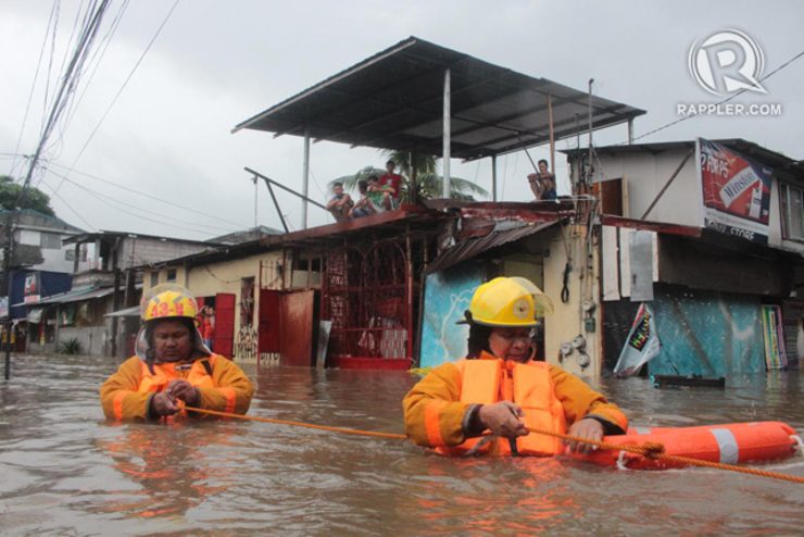 MANILA FLOODS. Rescue workers wade through floods to get residents in Quezon City to higher ground as typhoon Fung-Wong hits the Philippine capital. Photo by Joel Leporada/Rappler
