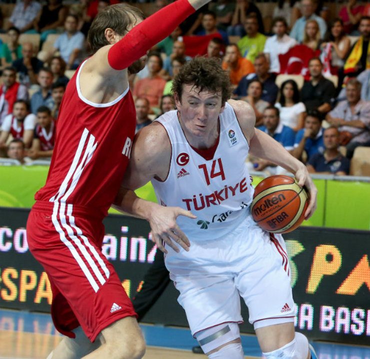 New Orleans Pelican Omer Asik (R) of Turkey will look to improve on his poor showing at the 2013 Eurobasket. Photo by Antonio Bat/EPA