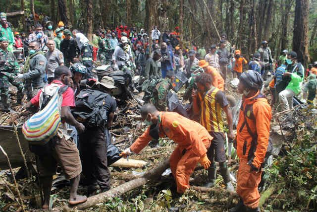 Tim penyelamat mengevakuasi jenazah korban pesawat Trigana Air yang mengalami kecelakaan di dekat Oksibil, Papua Barat, Indonesia, 19 Agustus 2015. Foto oleh BASARNAS/EPA