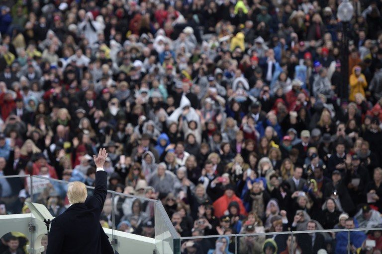 MASSA. Ribuan warga Amerika Serikat menyaksikan secara langsung pelantikan Trump sebagai Presiden di Gedung Capitol pada Jumat, 20 Januari. Foto oleh Brendan Smialowski/AFP 