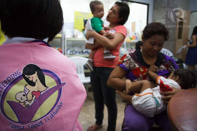 Sebuah gerakan mendukung pemberian ASI muncul di Filipina. Di Indonesia sendiri, apakah telah tersedia fasilitas untuk para ibu yang  masih menyusui? Foto oleh George Moya/Rappler  