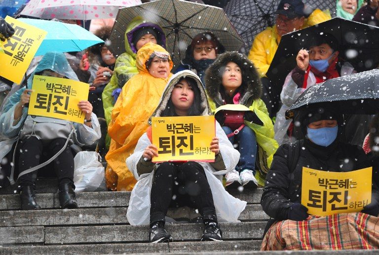 COLD. Protesters hold banners calling for the resignation of South Korean President Park Geun-Hye, before a mass anti-government rally following presidential scandal in central Seoul on November 26, 2016. Photo by: JUNG Yeon-Je / AFP