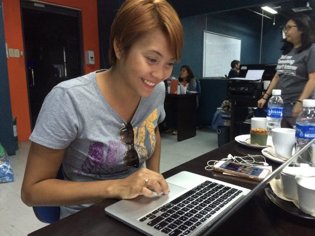 FOCUSED. Former Lady Spiker Aby Maraño no longer has a day job and is focused on her pro volleyball career, her graduate studies, and other endeavors. She is seen here chatting with fans during her Rappler Sports Twitter Takeover. Photo by Jane Bracher/Rappler  