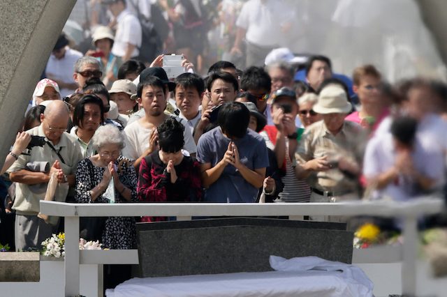 Warga sekitar berdoa untuk korban jatuhnya bom atom di Hiroshima 70 tahun yang lalu
