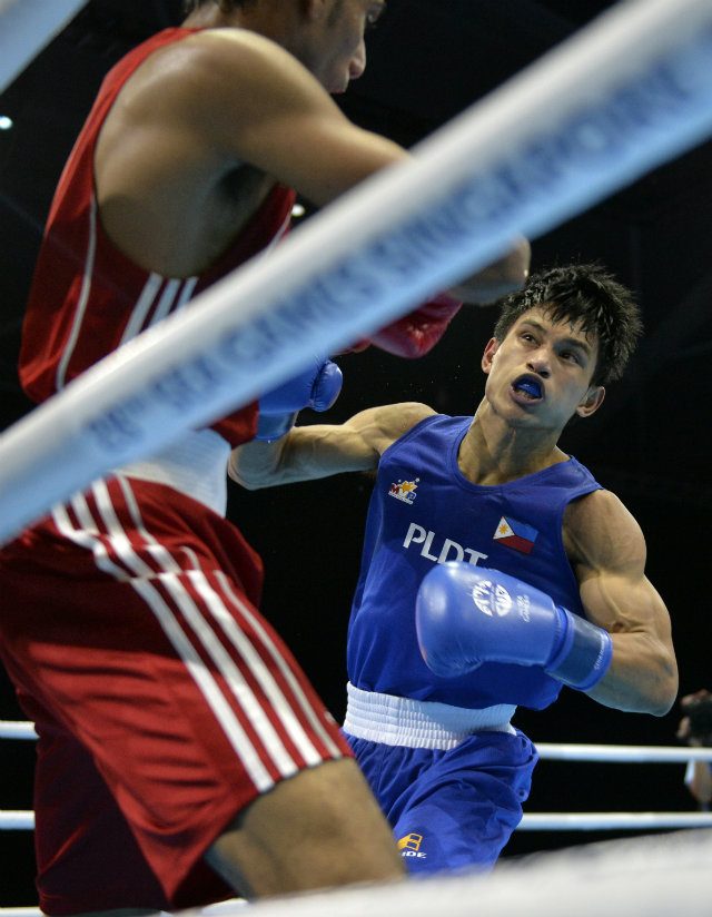 Ian Clark Bautista (R) dominated his Singaporean foe, but settled for a split decision win. Photo by Singapore SEA Games Organising Committee/Action Images via Reuters  