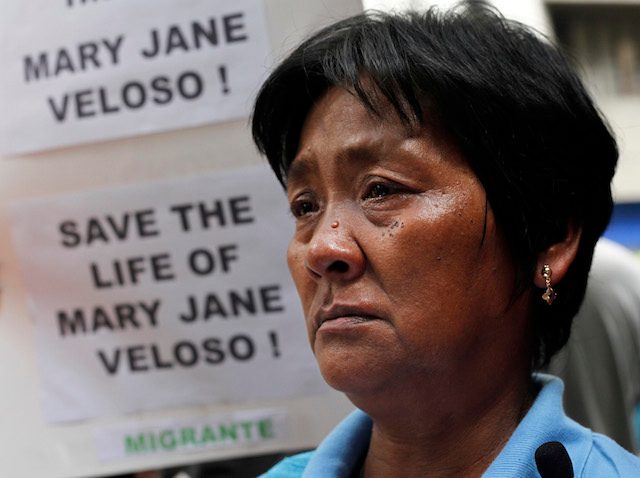 Celia Veloso, ibu dari terpidana mati Mary Jane Fiesta Veloso, berunjuk rasa di depan kedutaan Indonesia, di Filipina, 8 April 2015. Foto oleh Francis R. Malasig/EPA 