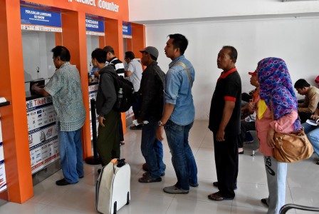 Sejumlah calon penumpang mengantre membeli tiket kereta api di loket Stasiun Tawang, Semarang, Jawa Tengah, Kamis (16/3). Foto oleh Aditya Pradana Putra/ANTARA 