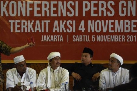 Pembina GNPF-MUI Rizieq Shihab memberi keterangan pers di Jakarta, Sabtu (5/11). Keterangan pers tersebut untuk menanggapi kericuhan yang terjadi pada saat unjuk rasa 4 November. Foto oleh Puspa Perwitasari/ANTARA 