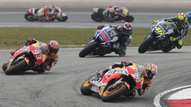 NEED FOR SPEED. Dani Pedrosa leads the pack at Sepang as the riders hug dangerous curves. Photo by Fazry Ismail/EPA 