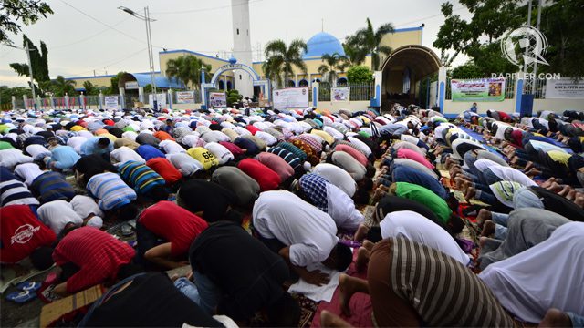 PRAYER. The observance of the Holy Month of Ramadan is one of the Five Pillars of Islam. Photo by Rob Reyes / Rappler 