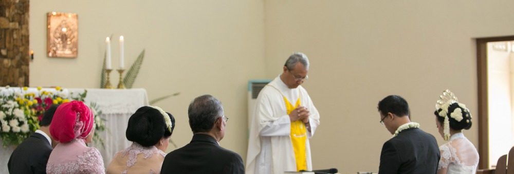 Pemberkatan pernikahan beda agama penulis dan suaminya di kapel. Foto dari bungamanggiasih.com 