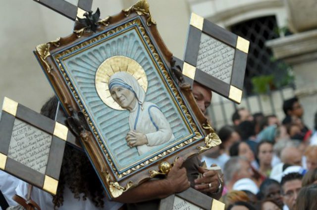 BLESSED. A man holds an icon of Mother Teresa of Kolkata as he arrives for the Holy Mass and Canonization of the nun at St Peter's Square in the Vatican, on September 4, 2016. Photo by Andreas Solaro/AFP   