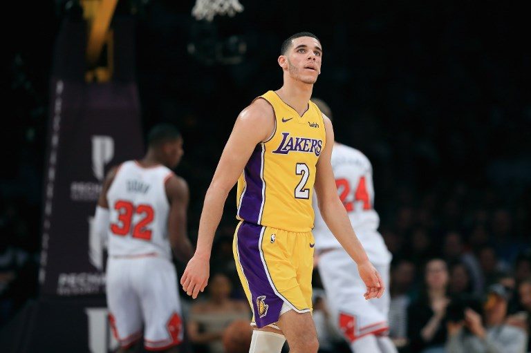 BOARDS. Lonzo Ball #2 of the Los Angeles Lakers looks on during their game against the Chicago Bulls at Staples Center on November 21, 2017 in Los Angeles, California.Photo by Sean M. Haffey/Getty Images/AFP 
