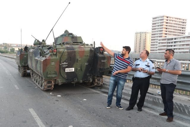 KUDETA MILITER. Tank-tank milik militer Turki tetap berjaga di sebuah jalan di Istanbul, Turki pada Sabtu, 16 Juli. Foto oleh Tolga Bozoglu/EPA 